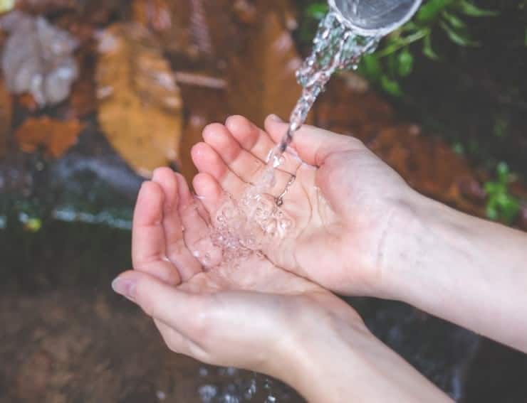 mains pour boire de l'eau 