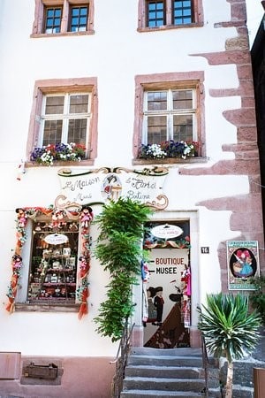 devanture du musée hansi de riquewihr