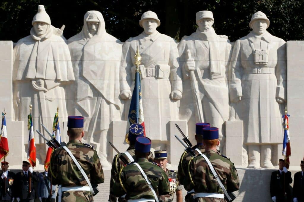 statues de soldats en pierres