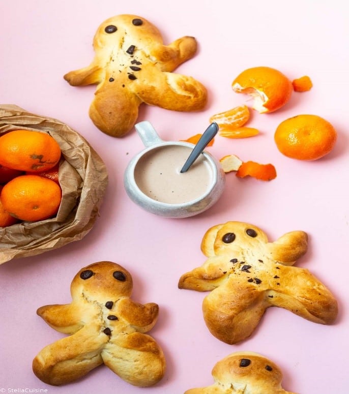 3 mannalas avec un chocolat chaud 