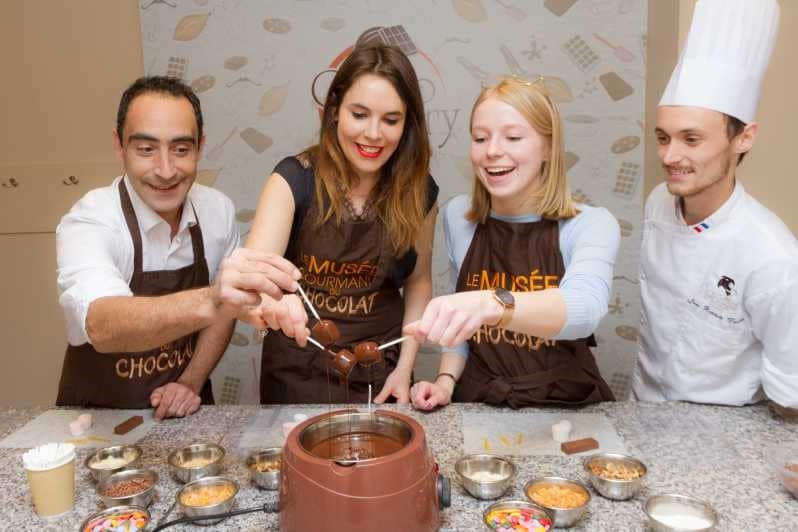 chocolatier et élèves fabriquant du chocolat
